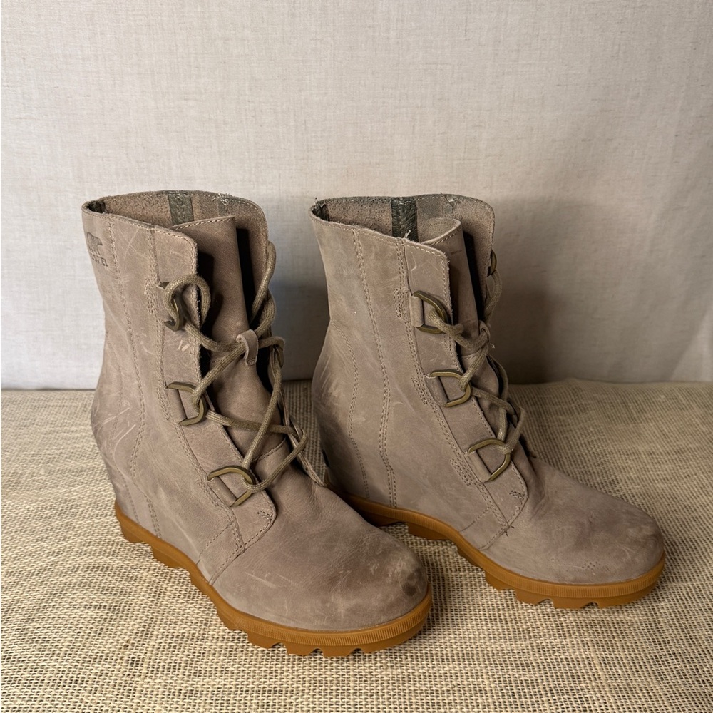 Sorel Women's Lace Up Boots in Taupe and Tan